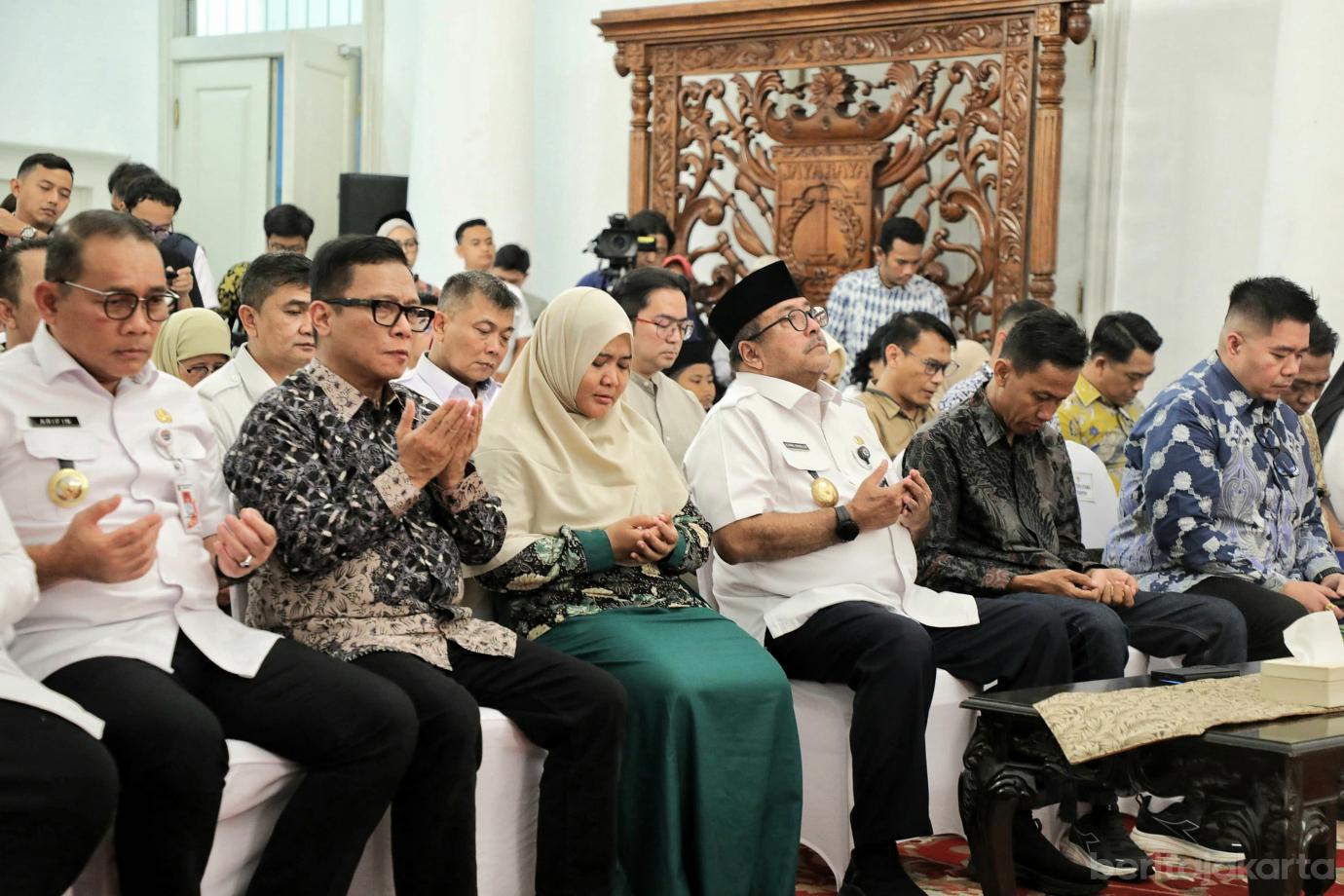 2.Pemprov DKI Serahkan Santunan untuk Keluarga Korban Kecelakaan Kereta di Bekasi