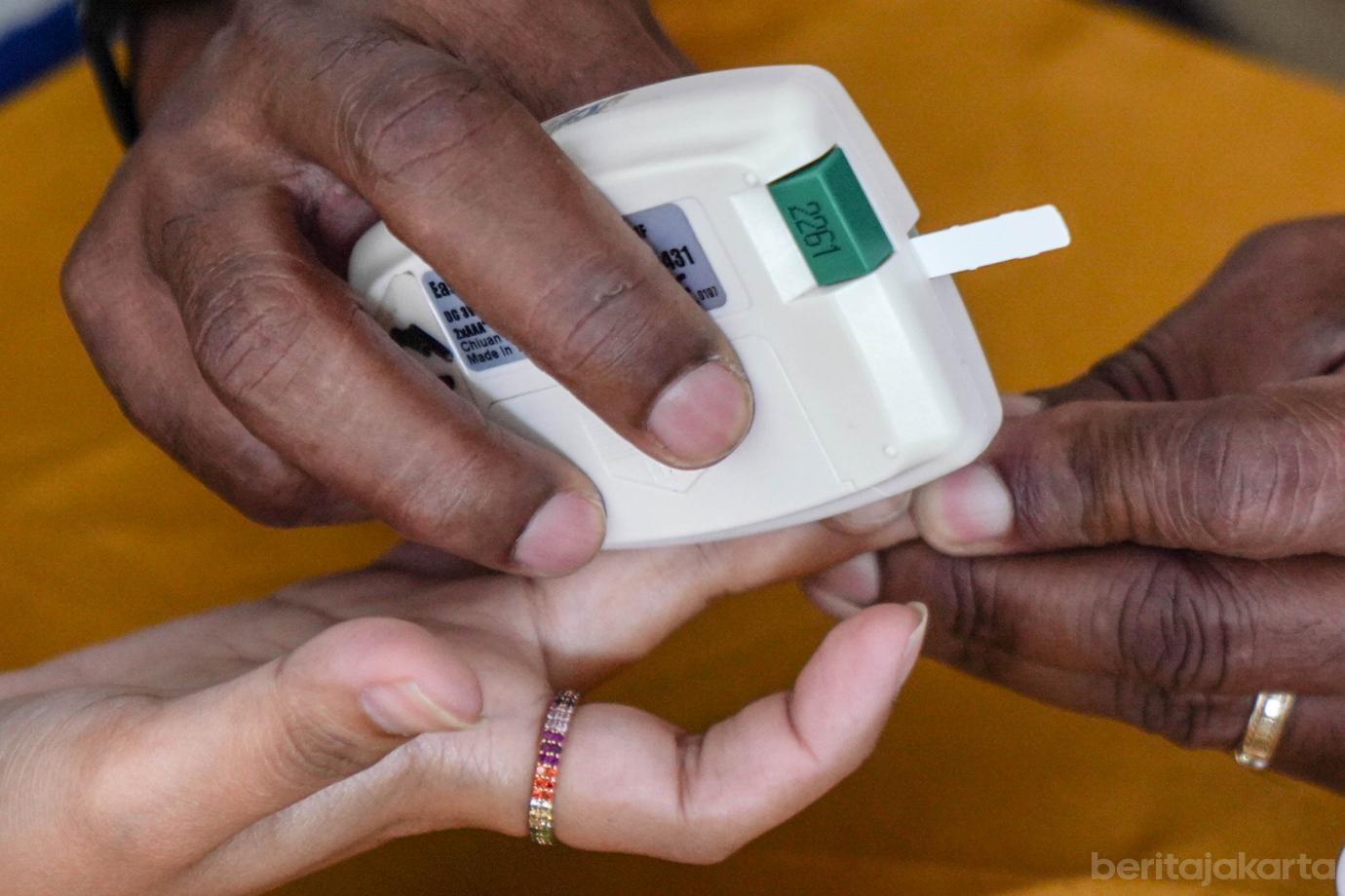 7 Lansia dan Warga Kampung Ambon Nikmati Layanan Posbindu 7