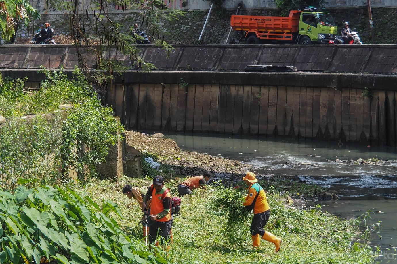 2 100 Personel UPS Badan Air Bersihkan Kali Ciliwung Lama 2