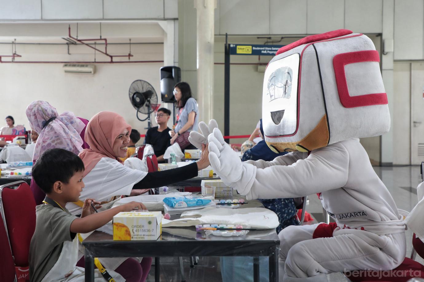 3.Menyemarakkan HUT ke 8, LRT Jakarta Ajak Ibu dan Anak Melukis Bersama