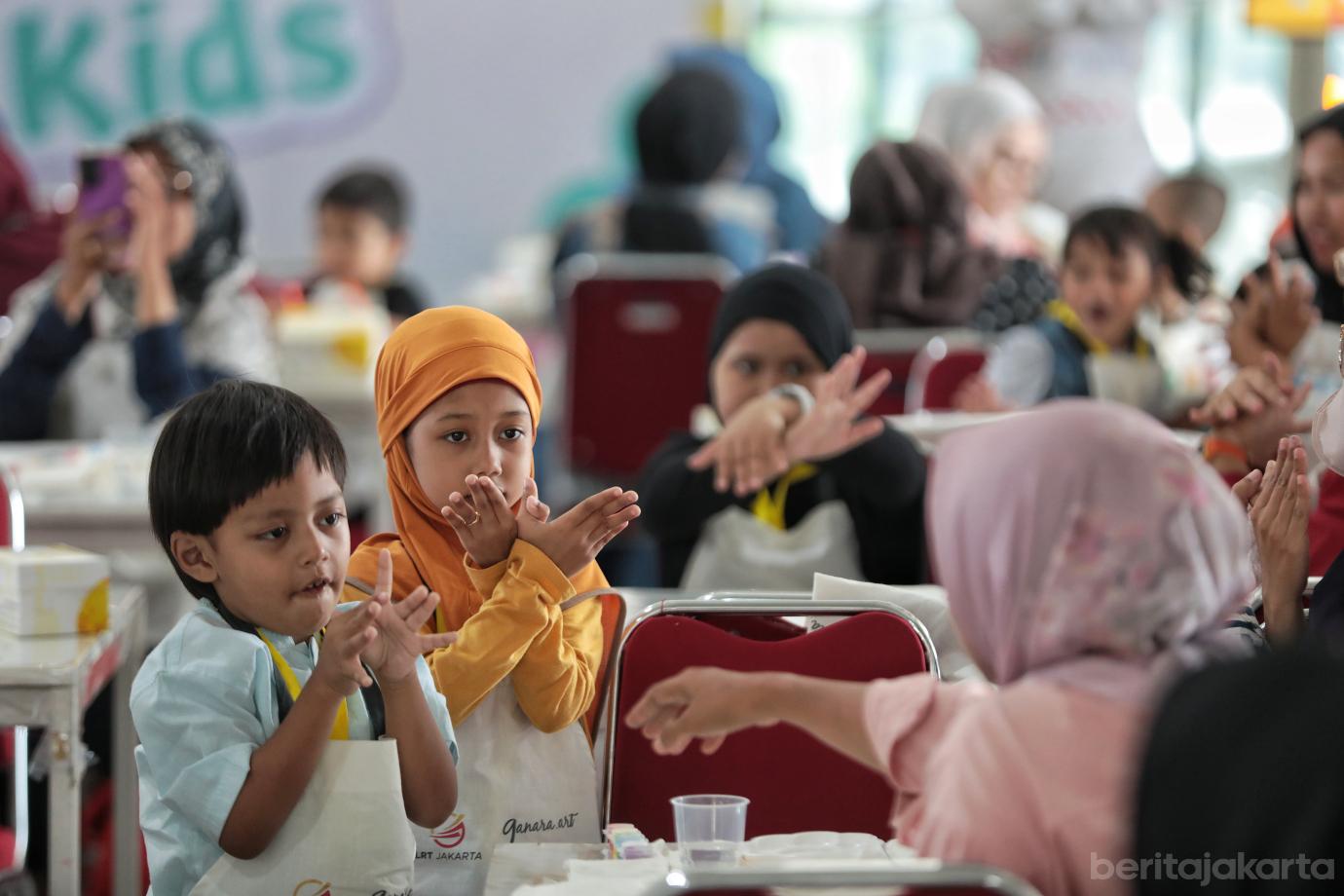 2.Menyemarakkan HUT ke 8, LRT Jakarta Ajak Ibu dan Anak Melukis Bersama