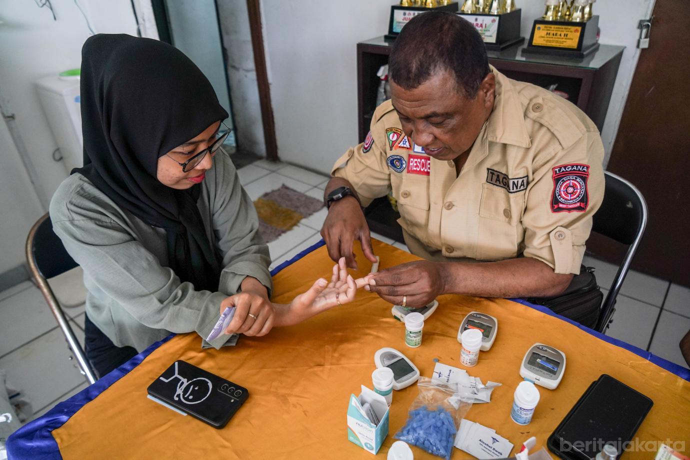 6 Lansia dan Warga Kampung Ambon Nikmati Layanan Posbindu 6