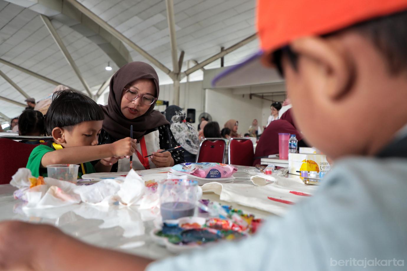 6.Menyemarakkan HUT ke 8, LRT Jakarta Ajak Ibu dan Anak Melukis Bersama