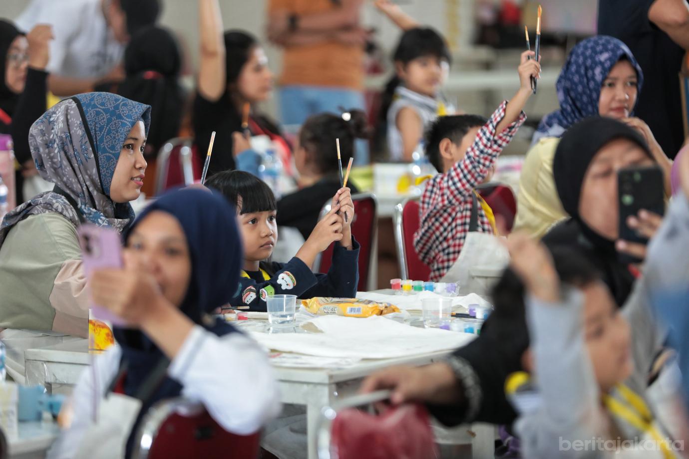 1.Menyemarakkan HUT ke 8, LRT Jakarta Ajak Ibu dan Anak Melukis Bersama