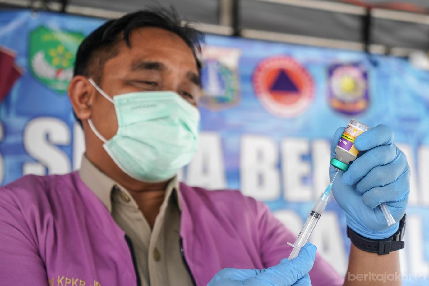 2 Sudin KPKP Gelar Vaksinasi Rabies Gratis di Kelurahan Jembatan Lima 2