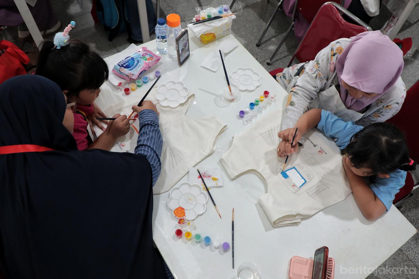 5.Menyemarakkan HUT ke 8, LRT Jakarta Ajak Ibu dan Anak Melukis Bersama