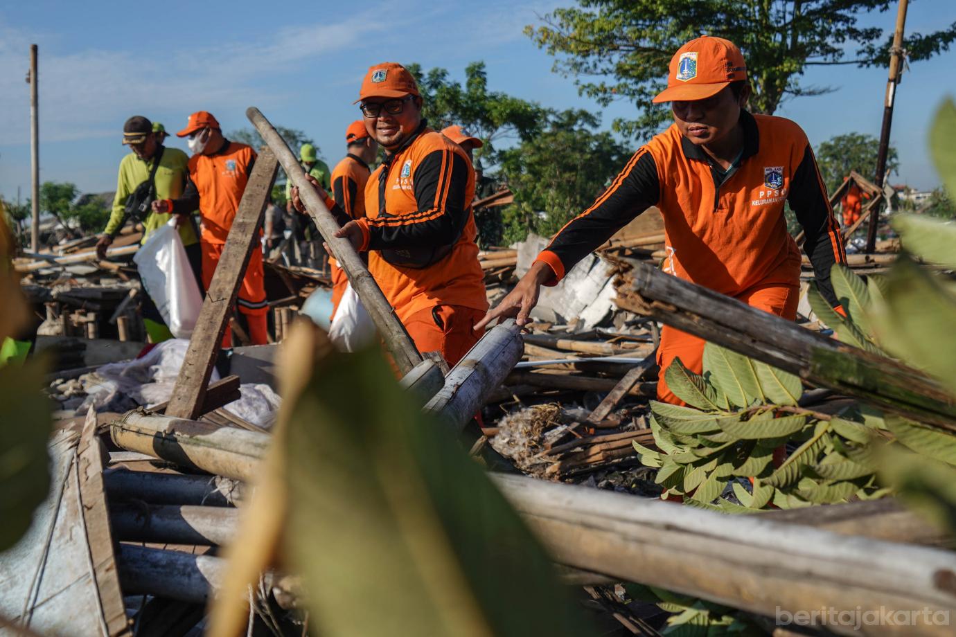 2 Wagub Rano Karno Ikuti Kerja Bakti Terpadu di Kamal Jakarta Barat 4