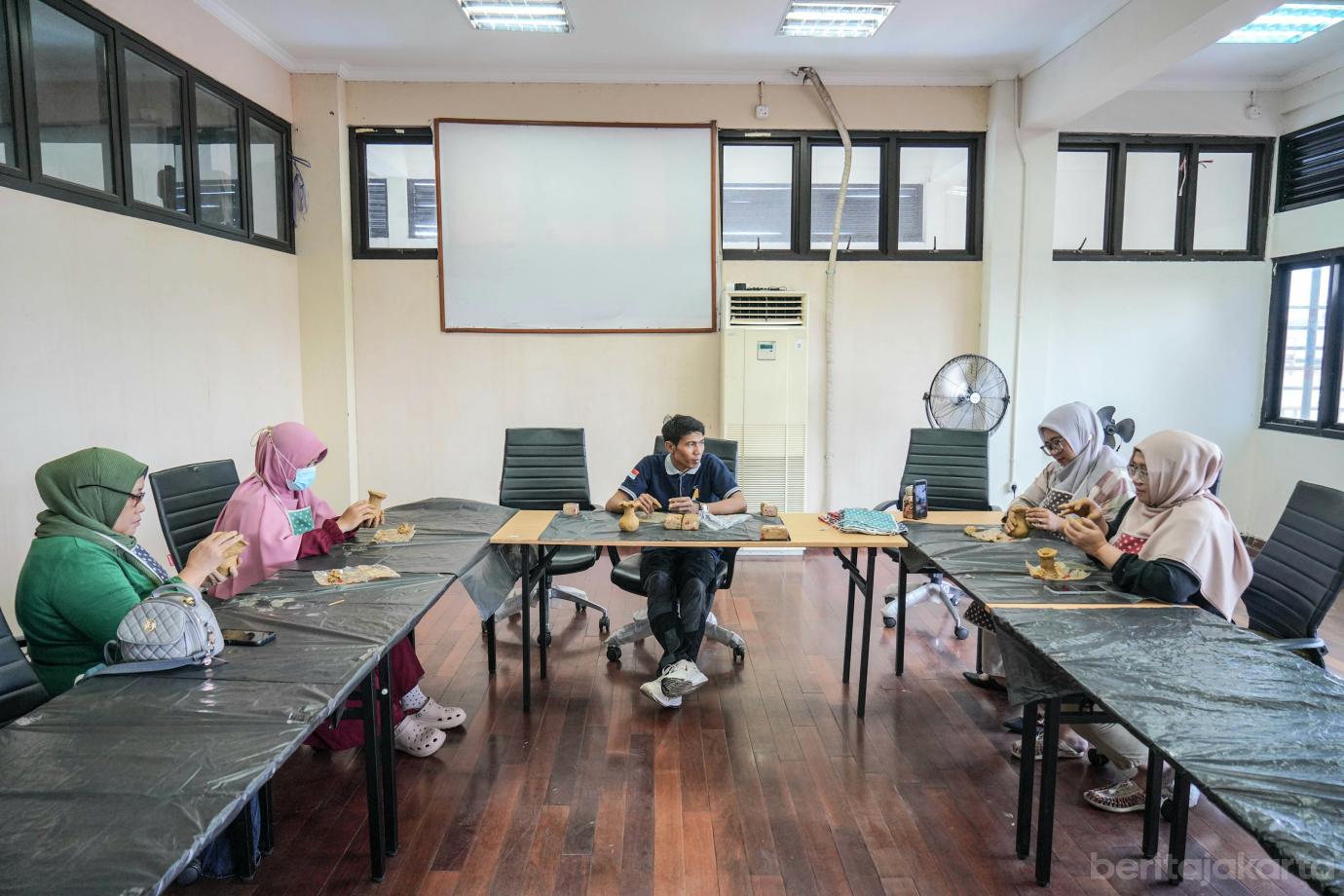 1 Pelatihan Membuat Kerajinan Tangan dari Tanah Liat 1