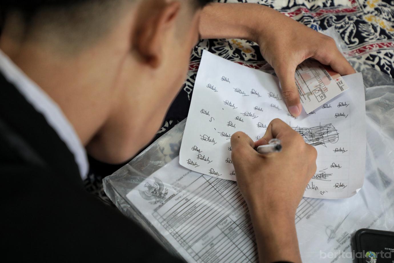 3.Sudin Dukcapil Jaksel Gelar Perekaman KTP di Sekolah