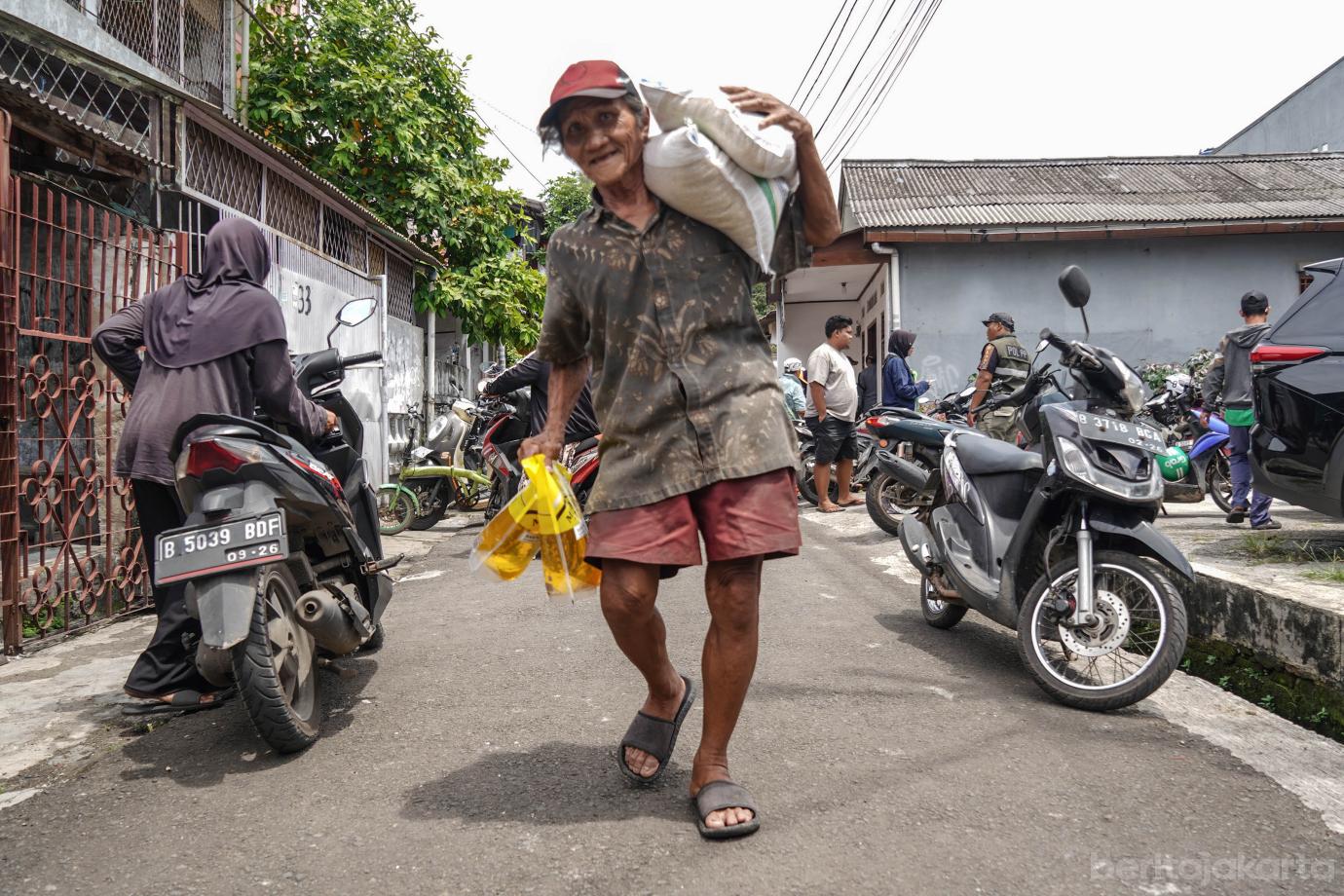 7 Penyaluran Bantuan Pangan di Jakarta Barat 7