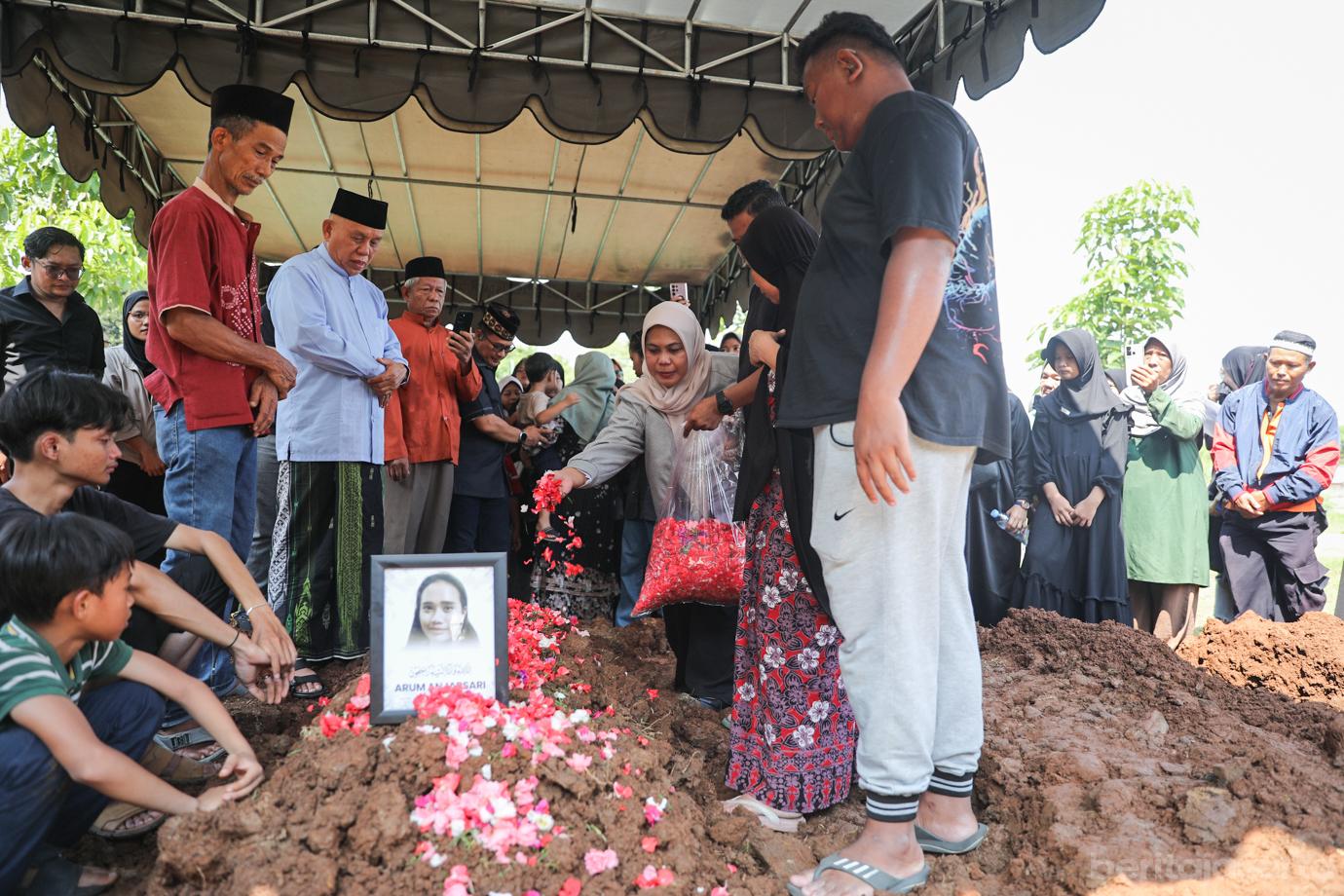 Pemakaman Korban Laka KRL 6