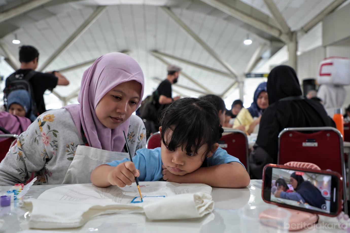 7.Menyemarakkan HUT ke 8, LRT Jakarta Ajak Ibu dan Anak Melukis Bersama