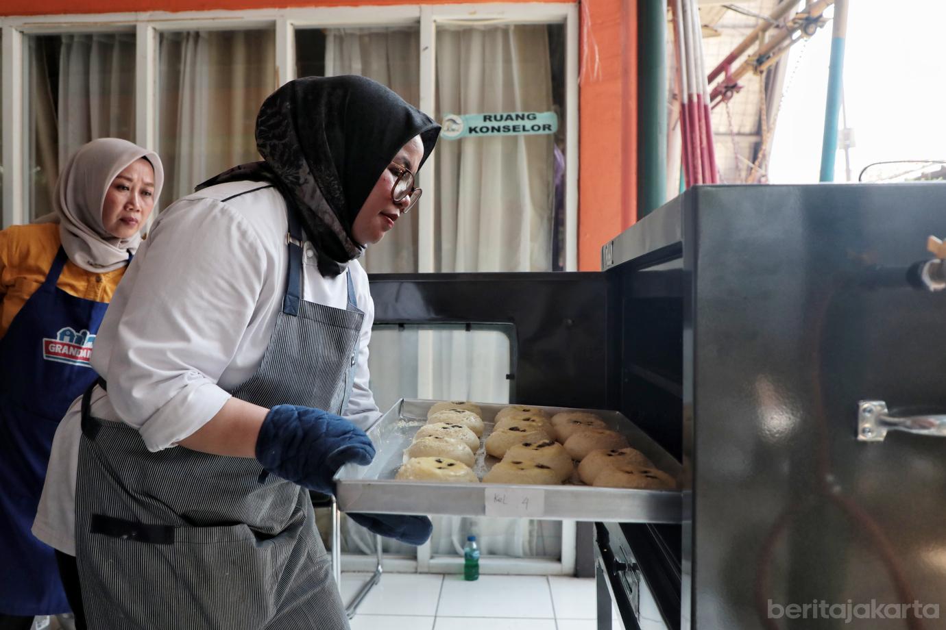 9.Pelatihan Pembuatan Kue di RPTRA Kemuning