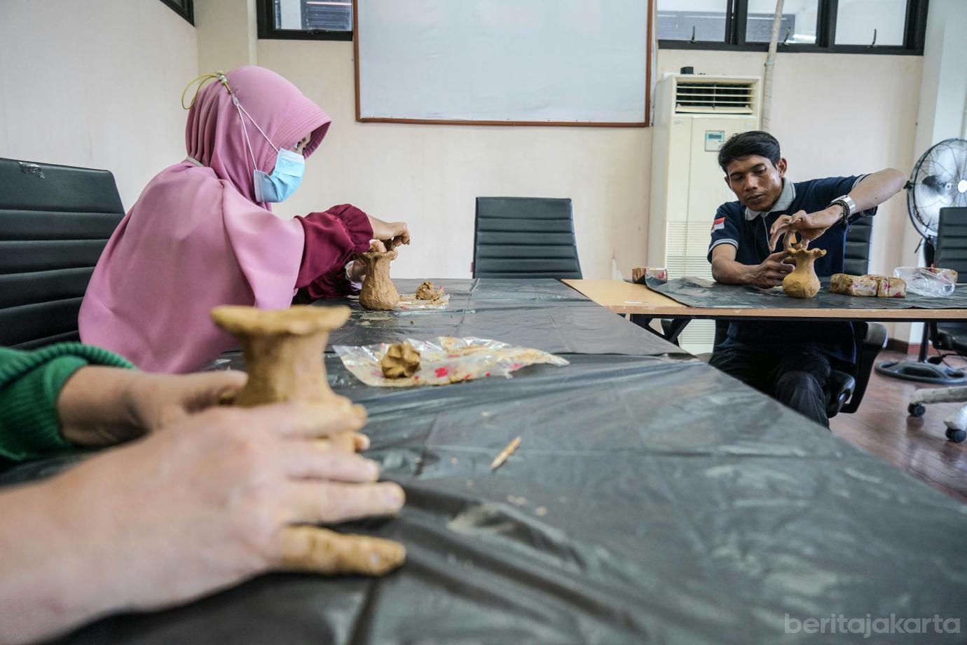5 Pelatihan Membuat Kerajinan Tangan dari Tanah Liat 5