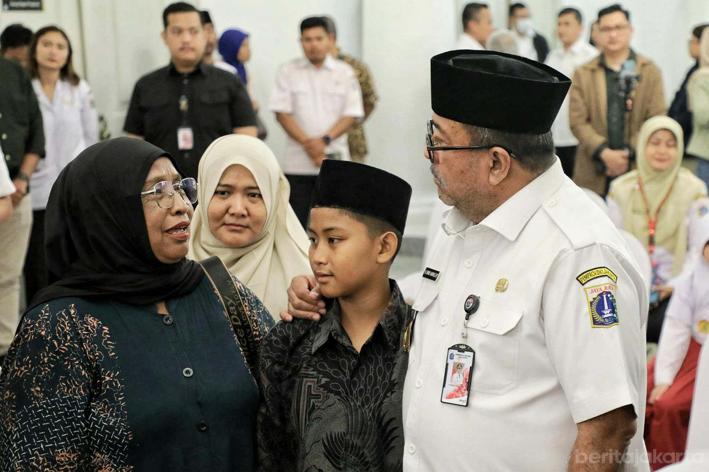 5.Pemprov DKI Serahkan Santunan untuk Keluarga Korban Kecelakaan Kereta di Bekasi