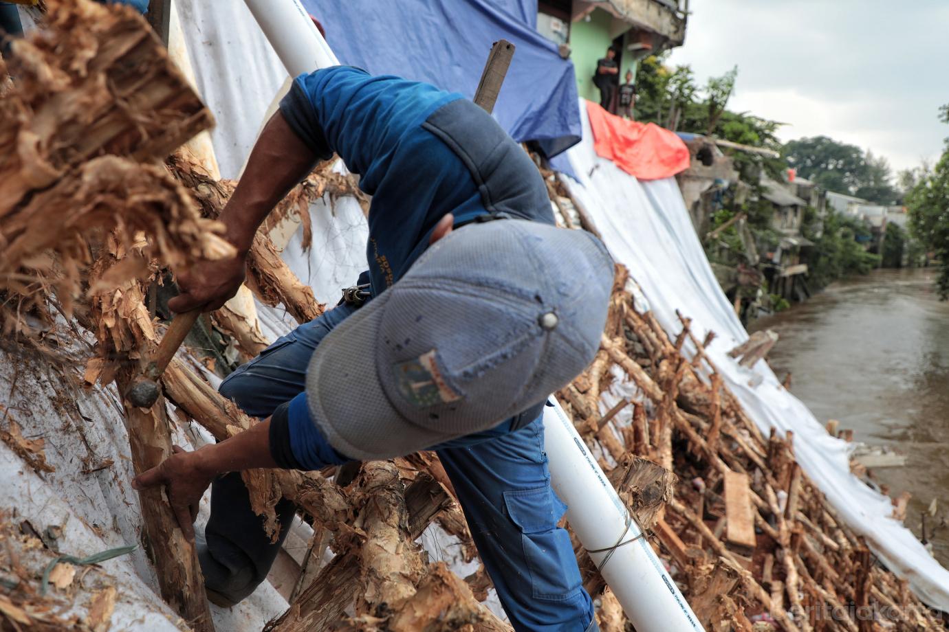 6.Penanganan Longsor Bantaran Kali Ciliwung