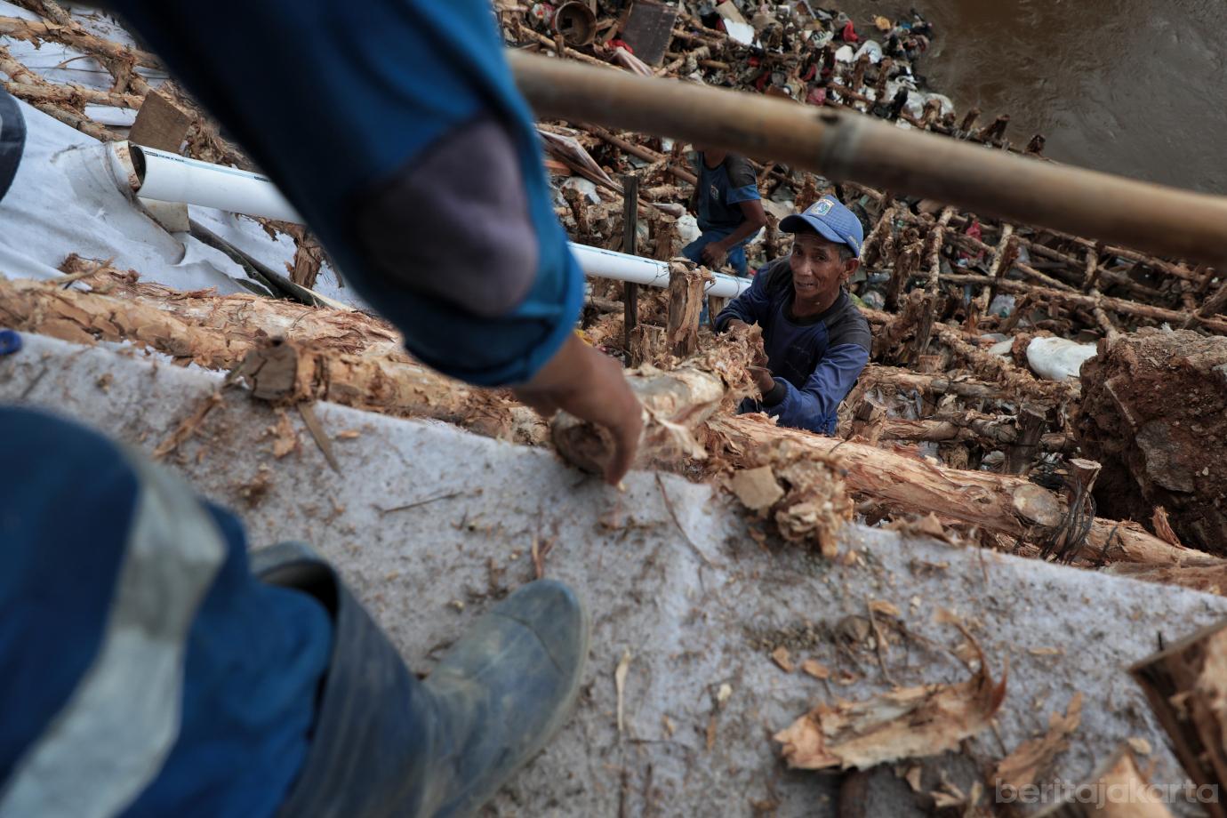 3.Penanganan Longsor Bantaran Kali Ciliwung