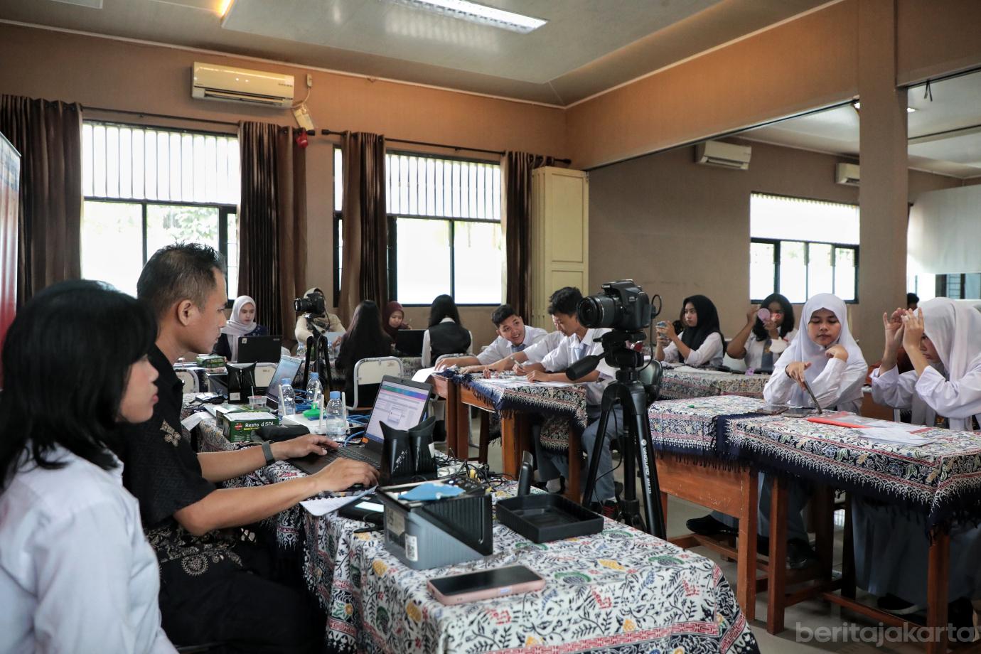 1.Sudin Dukcapil Jaksel Gelar Perekaman KTP di Sekolah