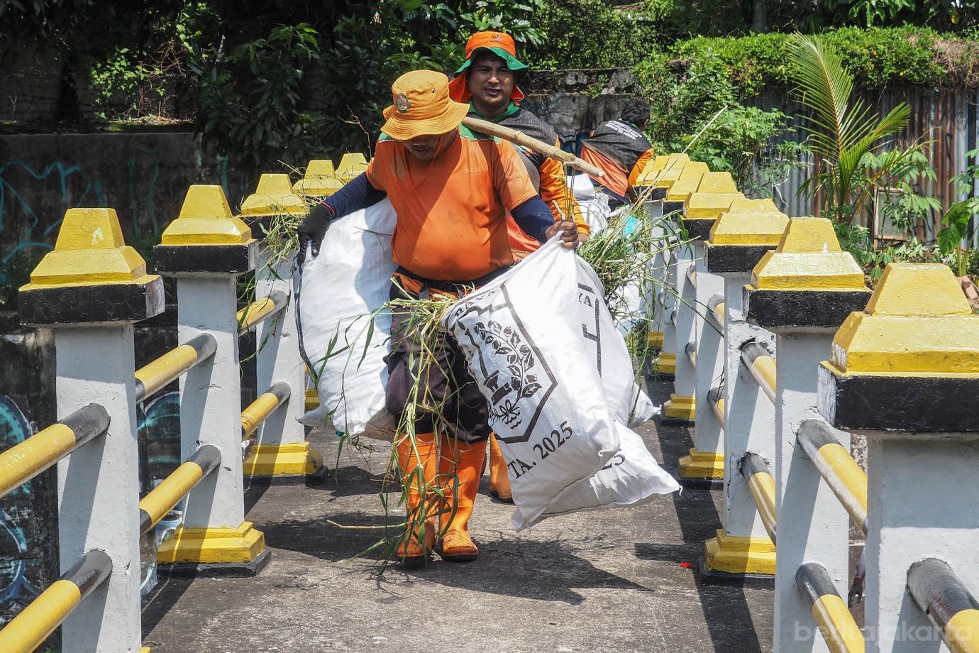 6 100 Personel UPS Badan Air Bersihkan Kali Ciliwung Lama 6