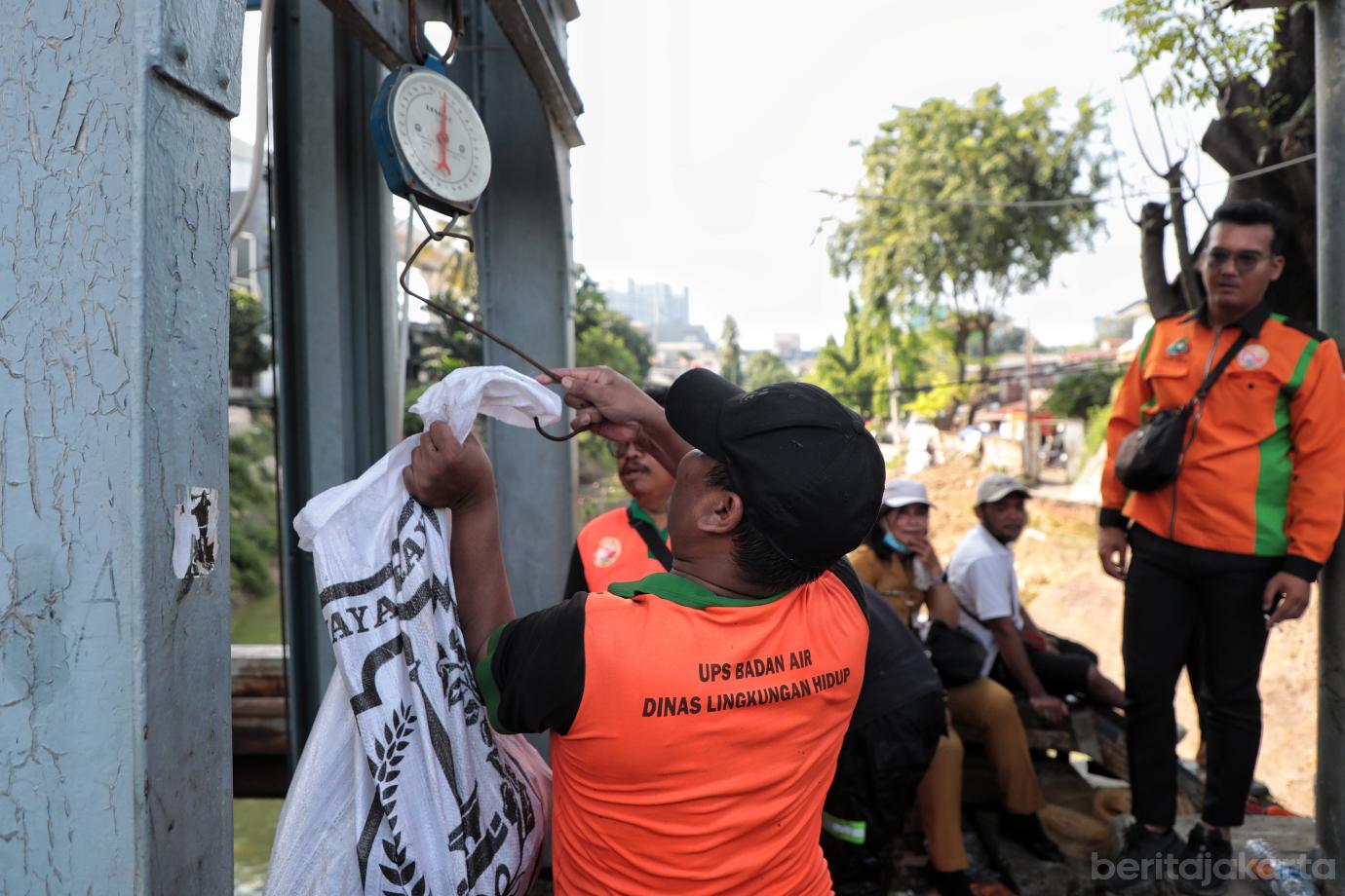 8.Berburu Ikan Sapu sapu di Kecamatan Matraman