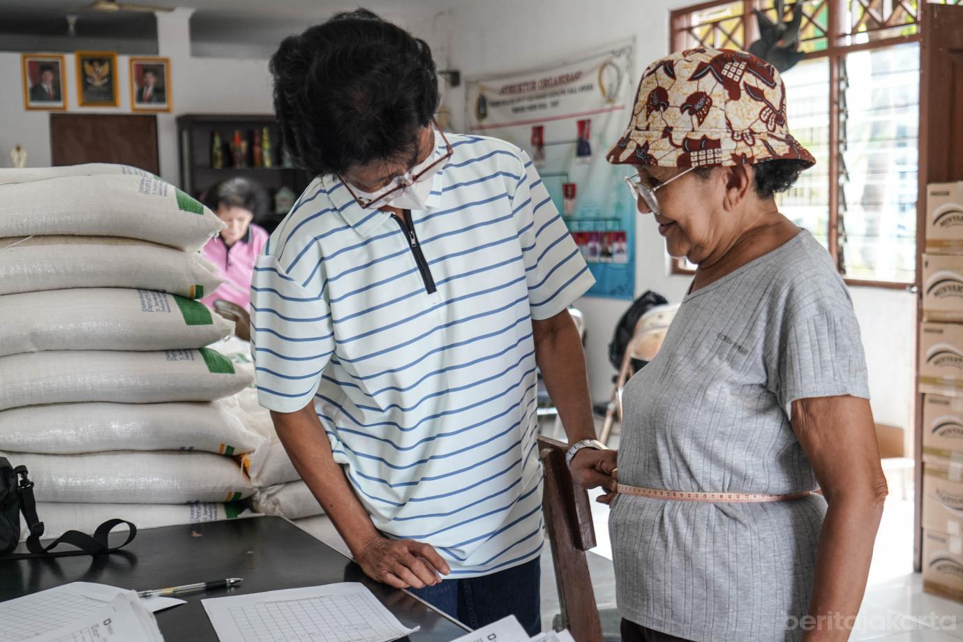 2 Lansia dan Warga Kampung Ambon Nikmati Layanan Posbindu 2