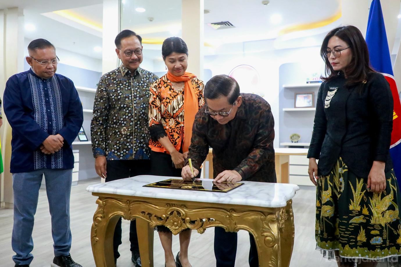 <?//= $potret[0]->photo_filename ?>