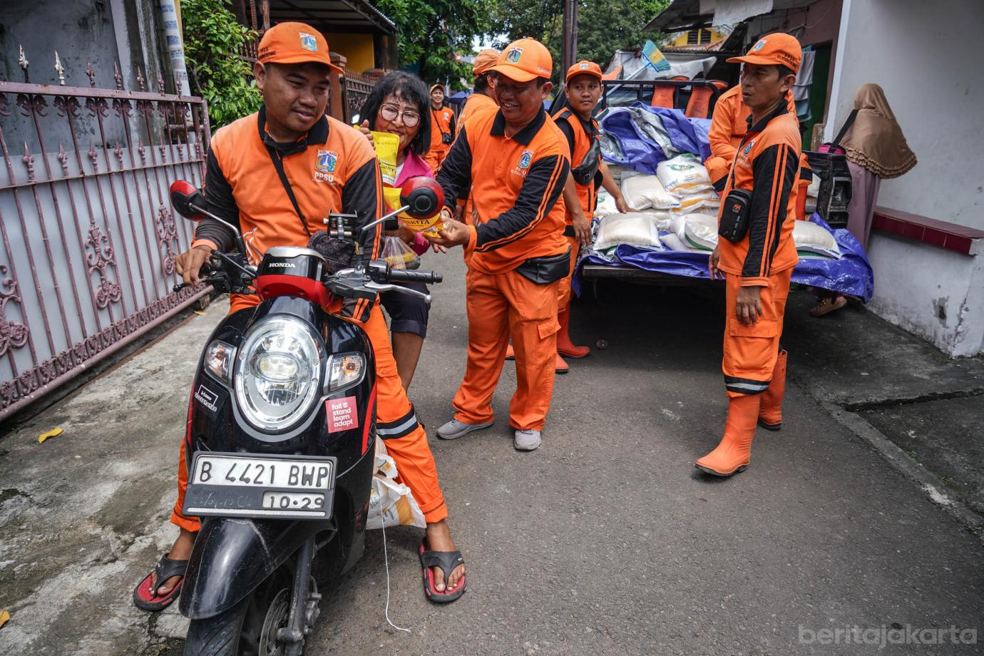 6 Penyaluran Bantuan Pangan di Jakarta Barat 6