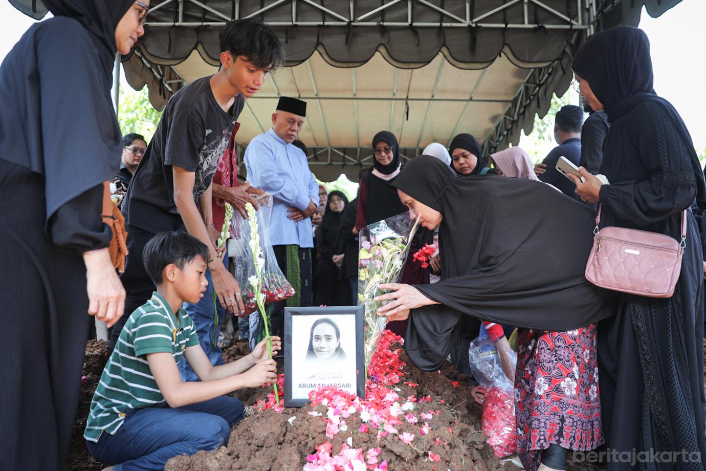 Pemakaman Korban Laka KRL 2