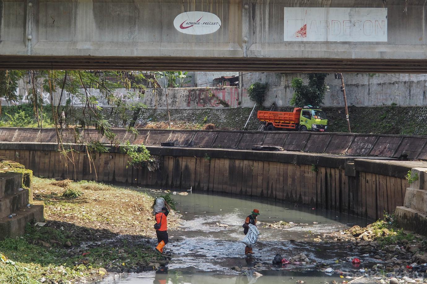 3 100 Personel UPS Badan Air Bersihkan Kali Ciliwung Lama 3