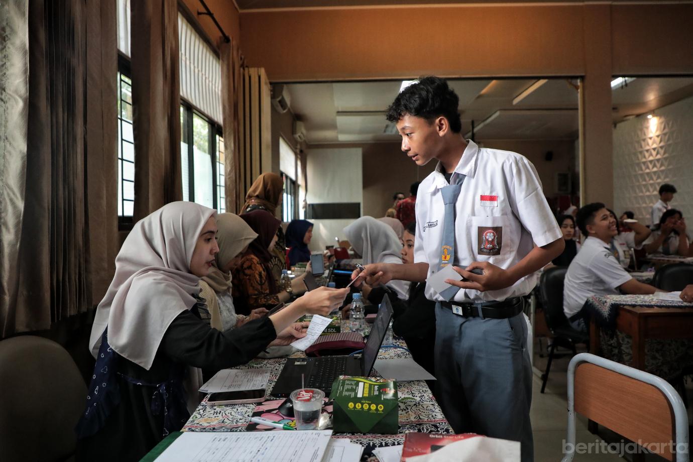 2.Sudin Dukcapil Jaksel Gelar Perekaman KTP di Sekolah