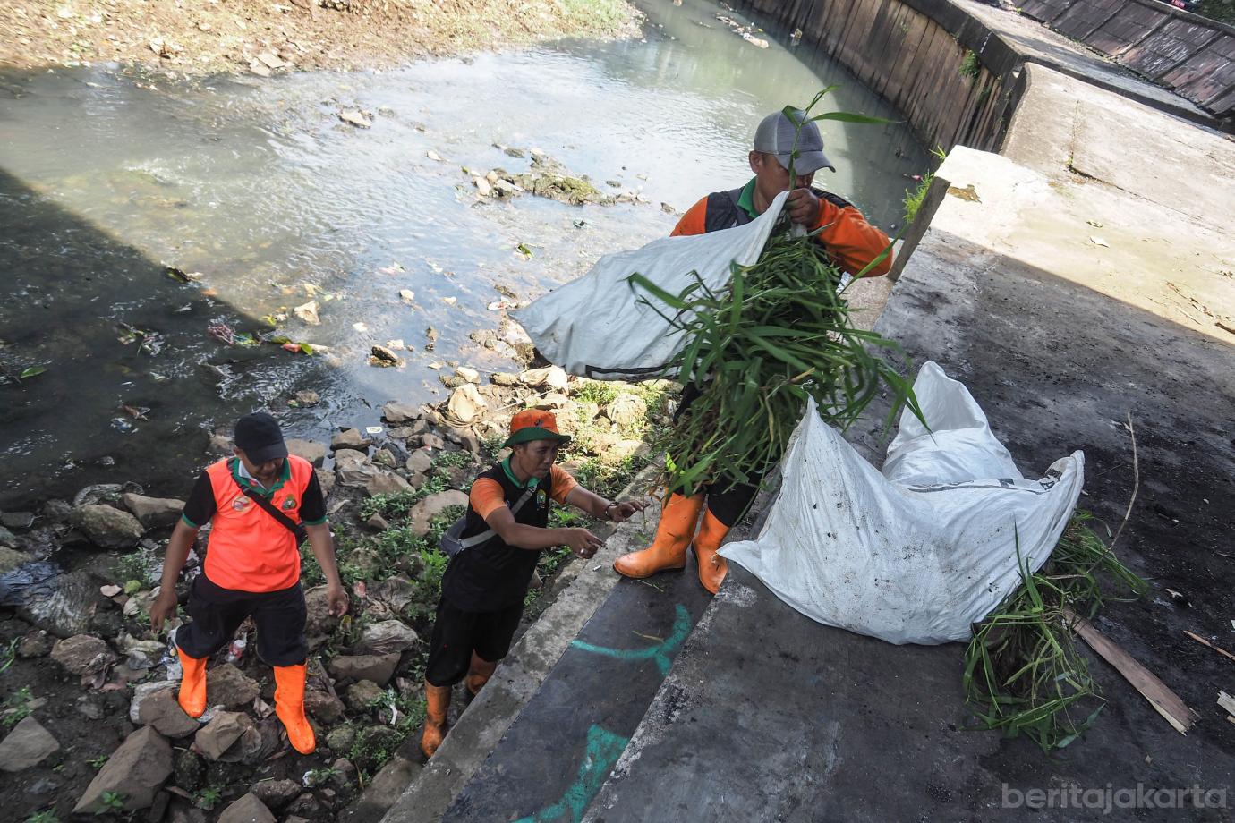 4 100 Personel UPS Badan Air Bersihkan Kali Ciliwung Lama 4