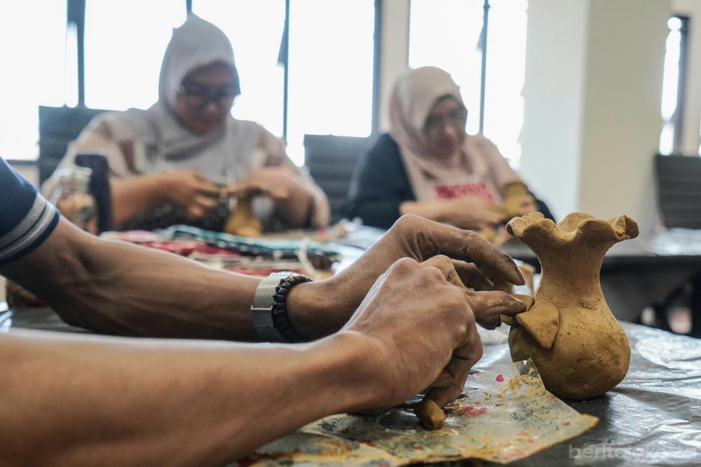 3 Pelatihan Membuat Kerajinan Tangan dari Tanah Liat 3
