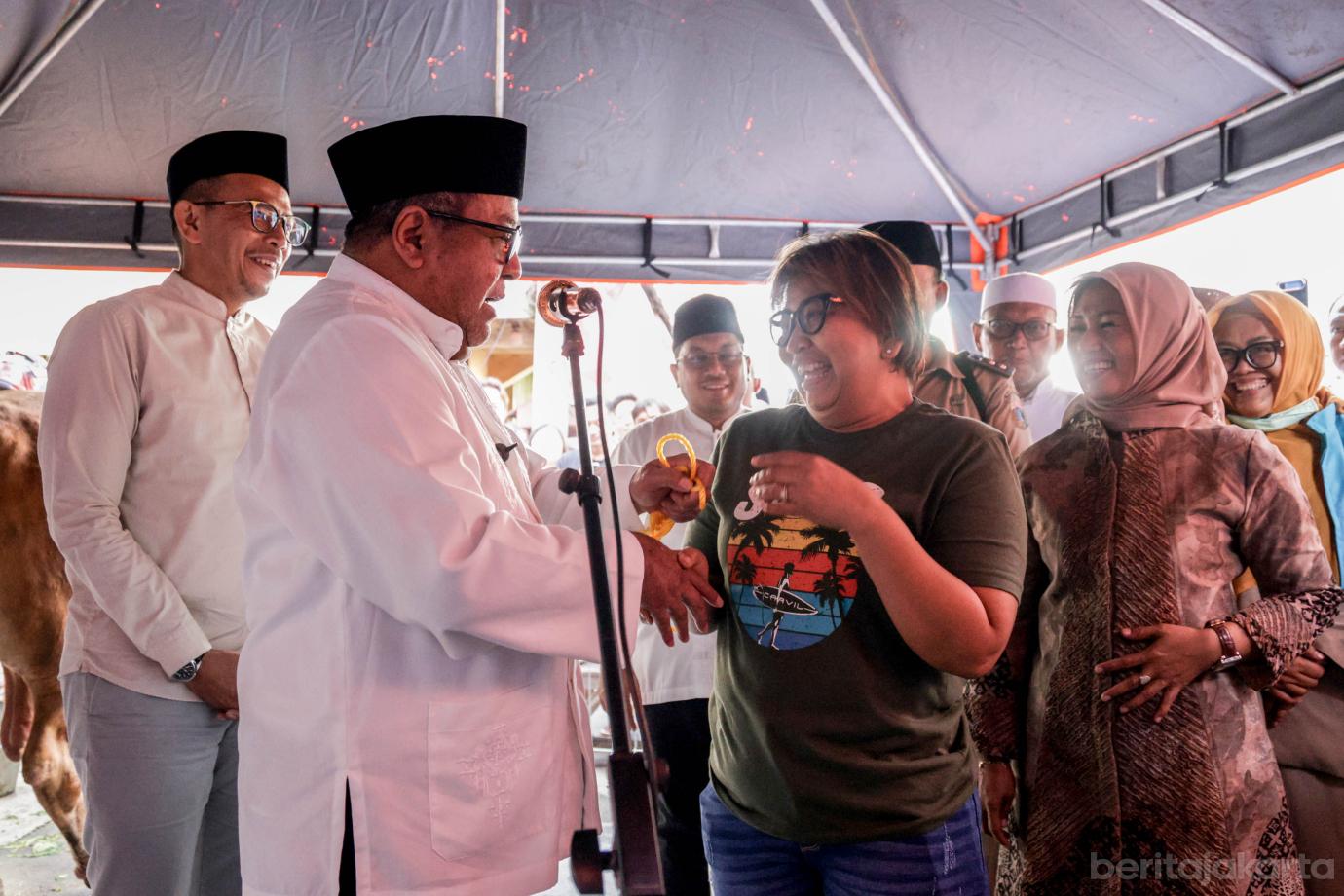 2 Rano Karno Serahkan Sapi Kurban Gubernur ke Warga Tangki 2