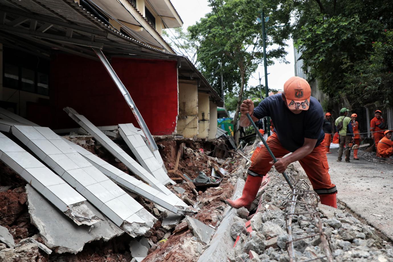 2.Petugas Gabungan Tangani Tembok Roboh di SDN Tebet Barat 08 (1)