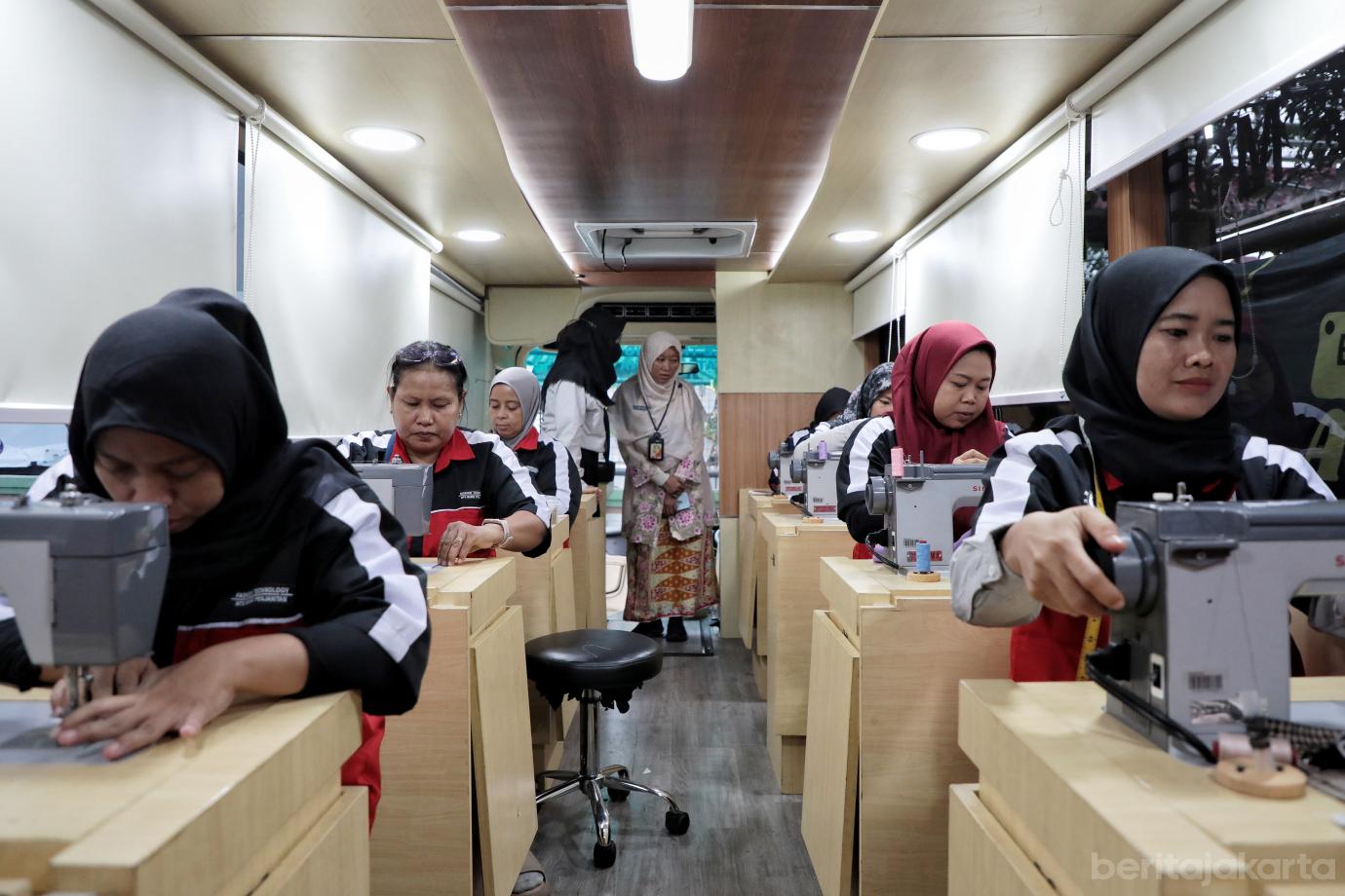 6.10 Warga Kelurahan Jatinegara Ikut Pelatihan Dasar Penjaitan Busana