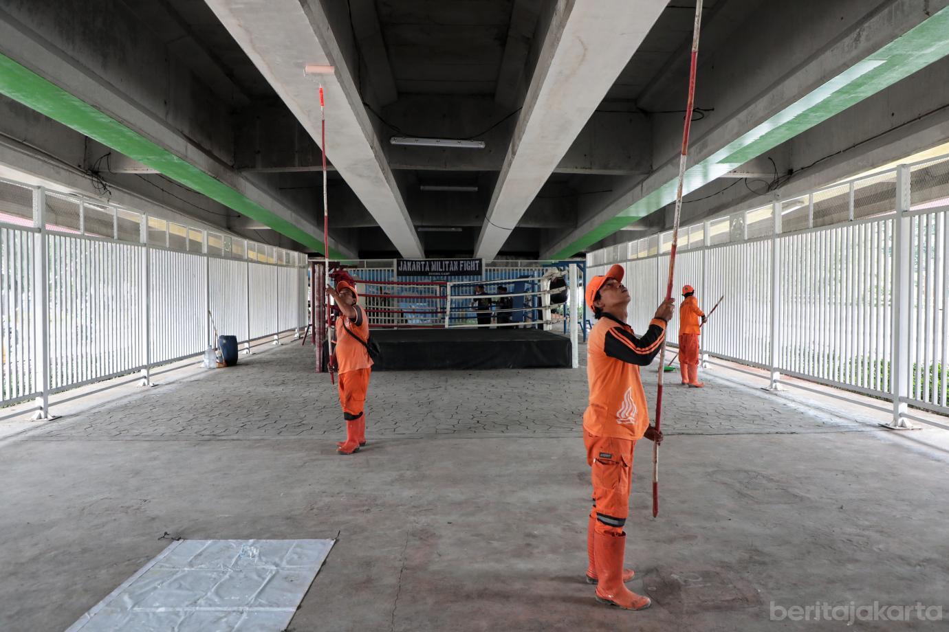 5.Personel Gabungan Tata Ulang Kolong Flyover Pasar Rebo