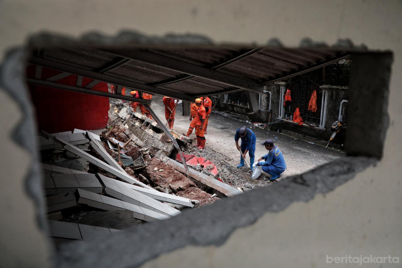 6.Petugas Gabungan Tangani Tembok Roboh di SDN Tebet Barat 08