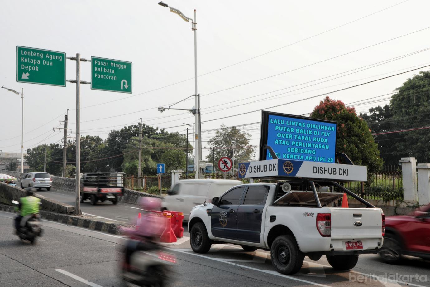 4.Jalan Amblas di Lenteng Agung, Pemprov DKI Lakukan Pengalihan Arus