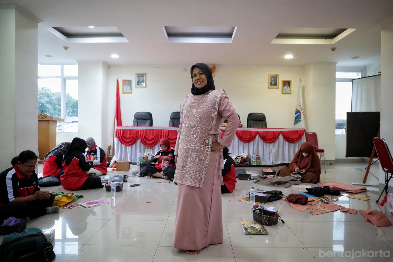 4.10 Warga Kelurahan Jatinegara Ikut Pelatihan Dasar Penjaitan Busana