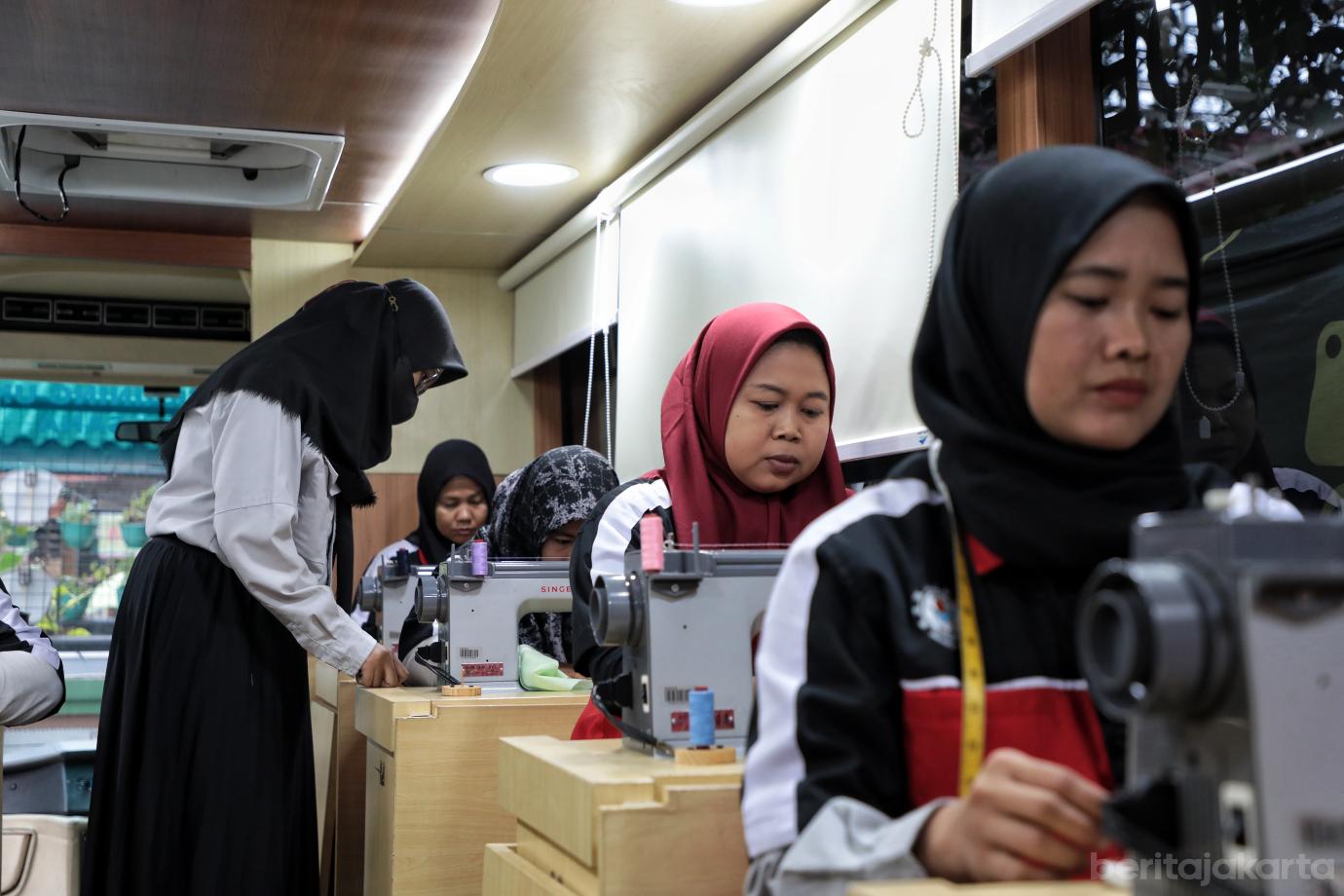 7.10 Warga Kelurahan Jatinegara Ikut Pelatihan Dasar Penjaitan Busana