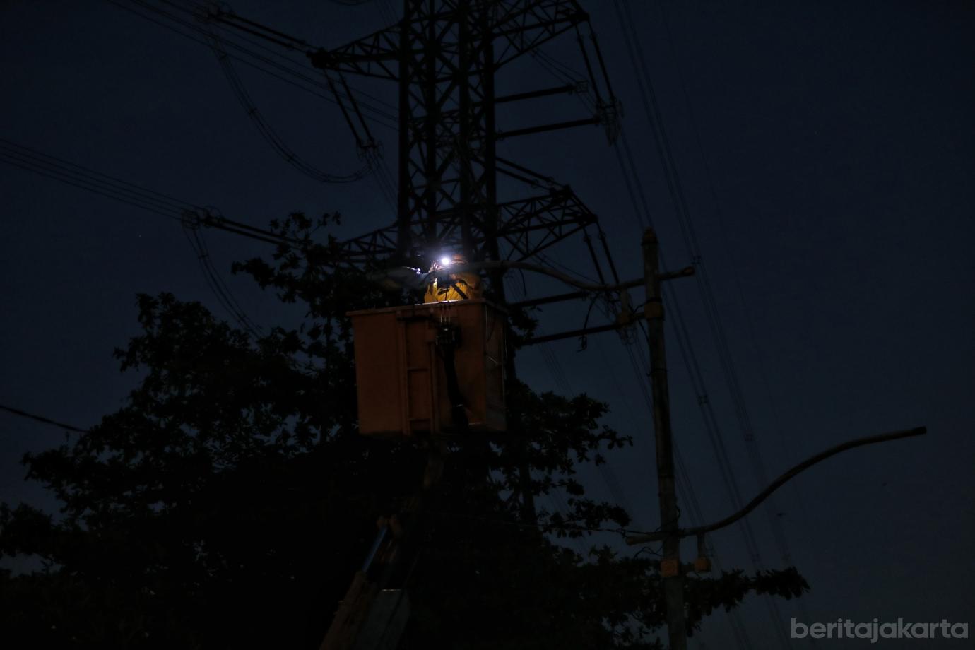 4.Sudin Bina Marga Perbaiki Lampu PJU yang Dicuri Orang di KBT
