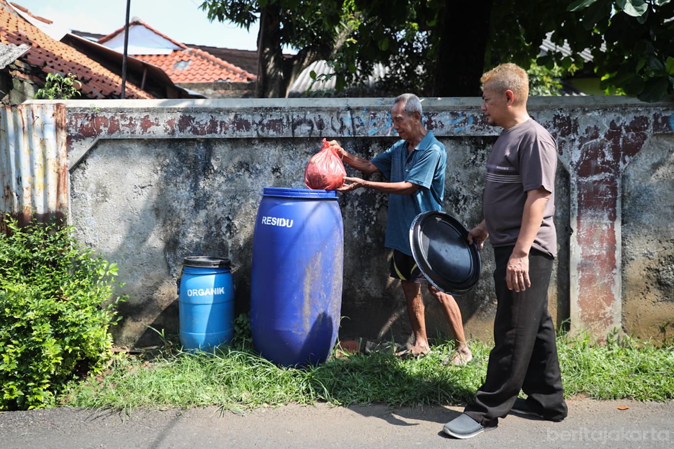 Warga Cipayung Pilah Sampah 4