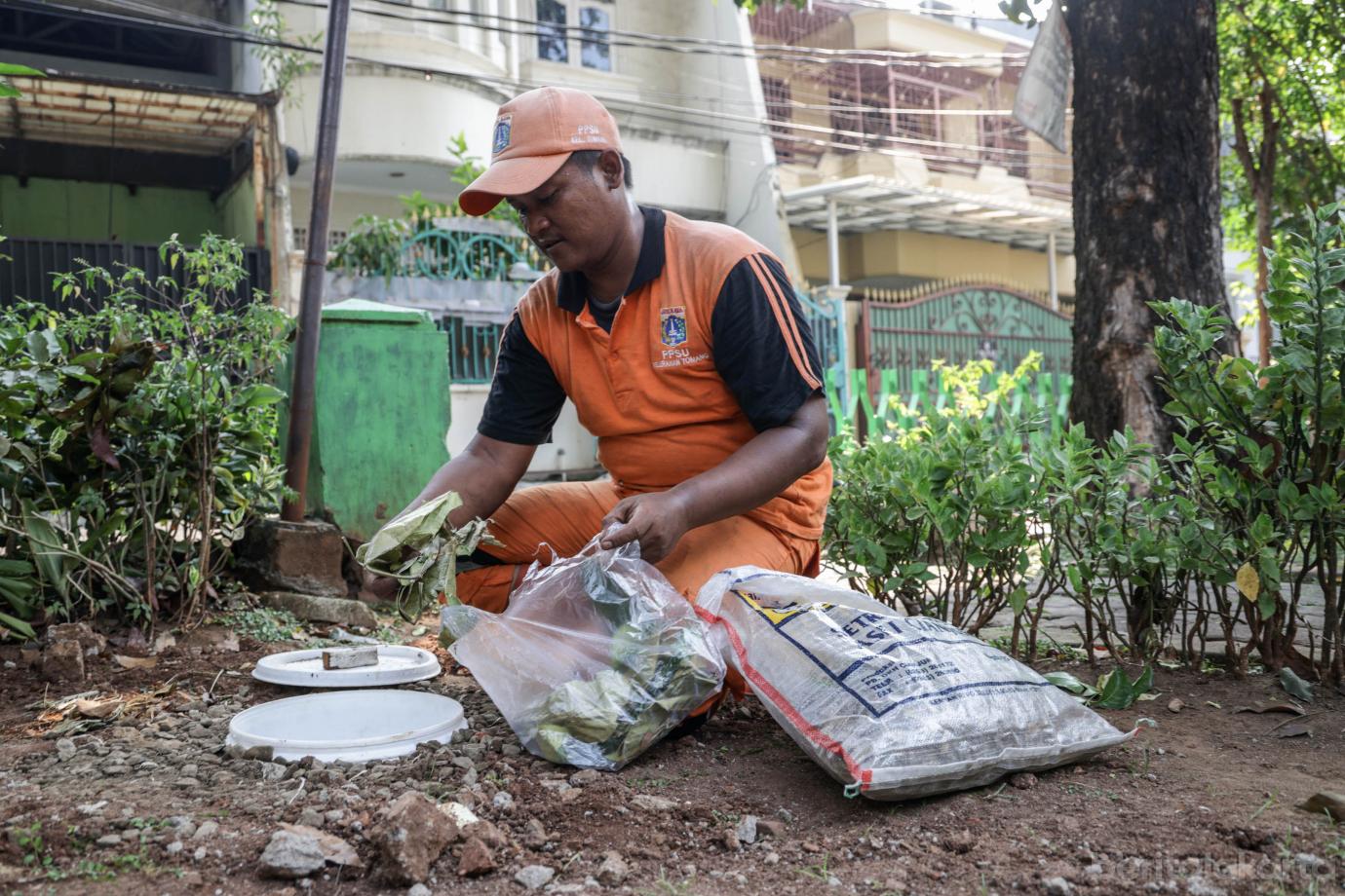 5 Kelurahan Tomang Kembangkan Pemanfaatan Lubang Biopori Mengurangi Sampah 5 (1)