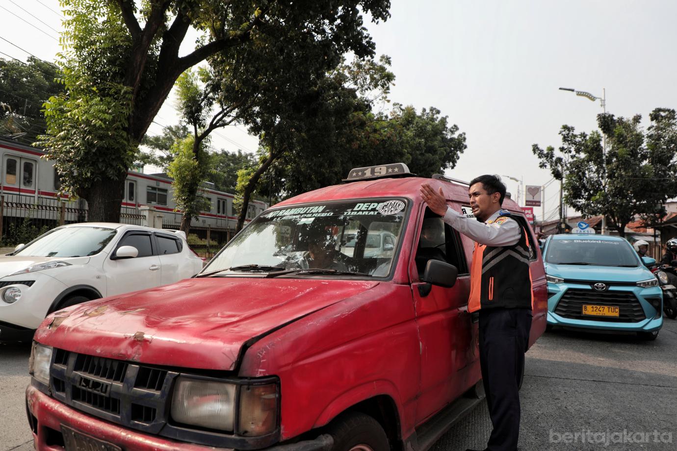 3.Jalan Amblas di Lenteng Agung, Pemprov DKI Lakukan Pengalihan Arus