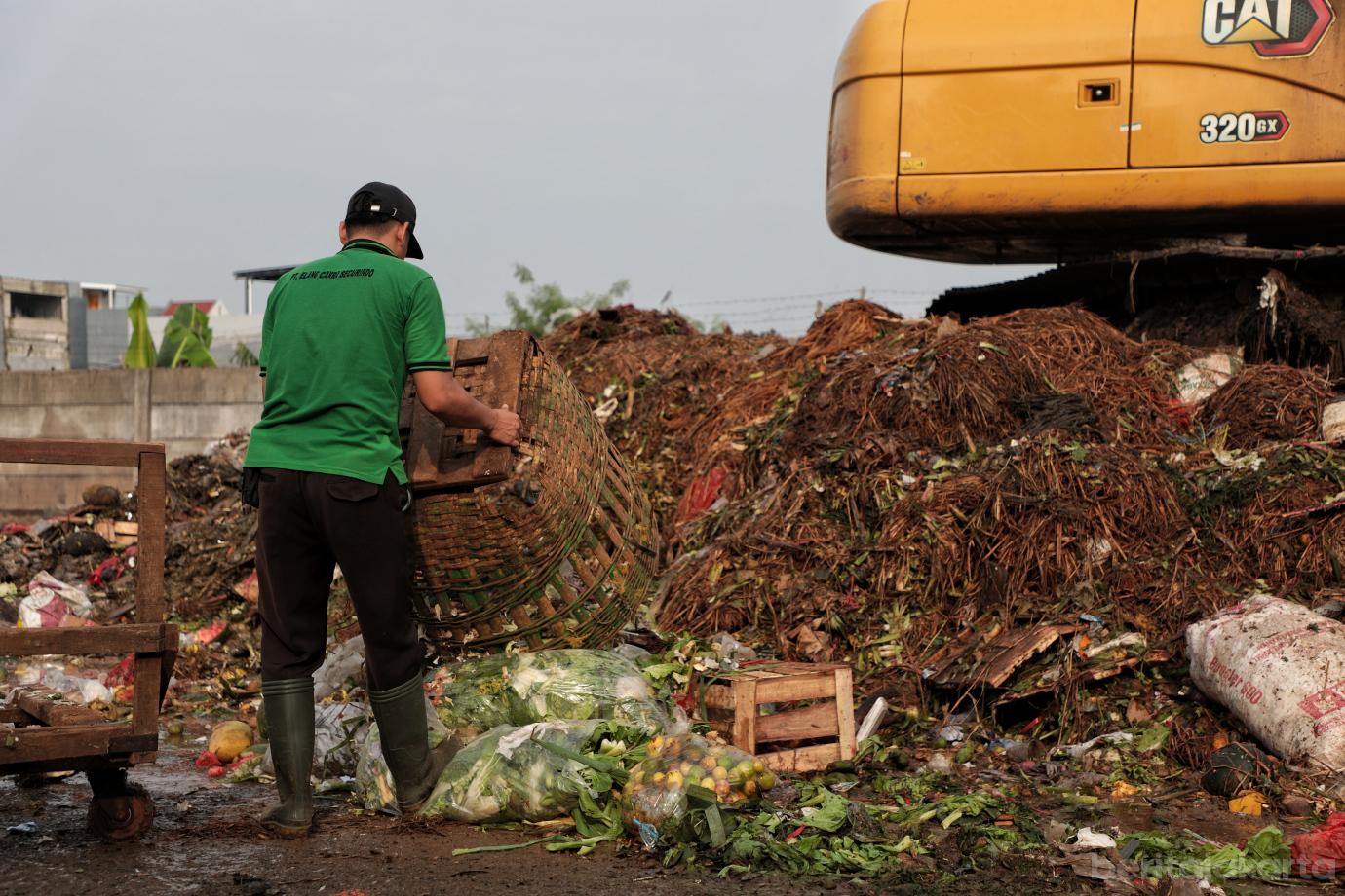 5.Pasar Jaya Hadirkan Lima Truk Sampah di Pasar Induk Kramat Jati