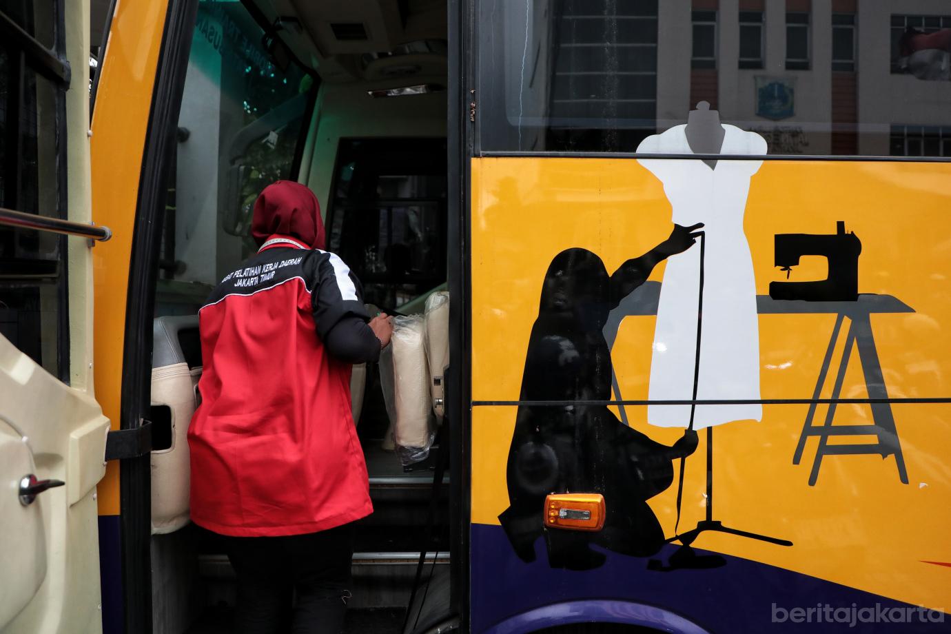 5.10 Warga Kelurahan Jatinegara Ikut Pelatihan Dasar Penjaitan Busana