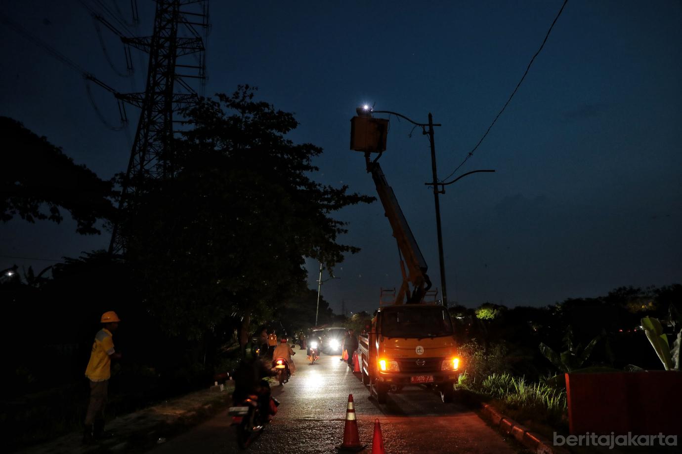 2.Sudin Bina Marga Perbaiki Lampu PJU yang Dicuri Orang di KBT