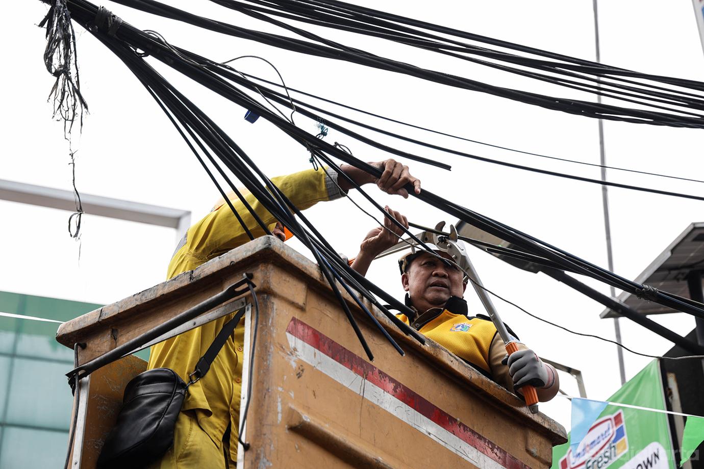 Potong Kabel Utilitas di Jalan Peta Barat 3