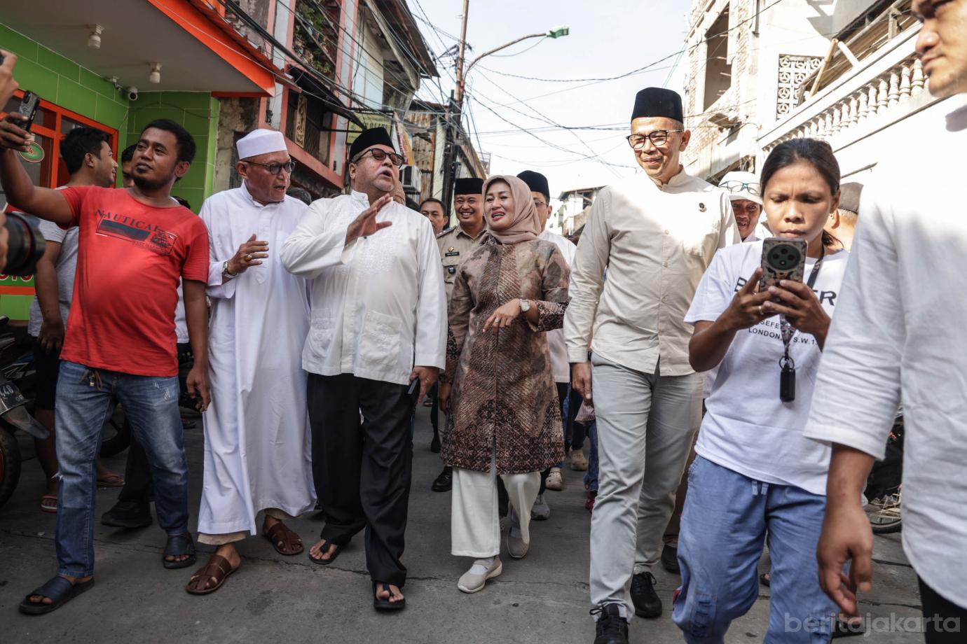 1 Rano Karno Serahkan Sapi Kurban Gubernur ke Warga Tangki 1
