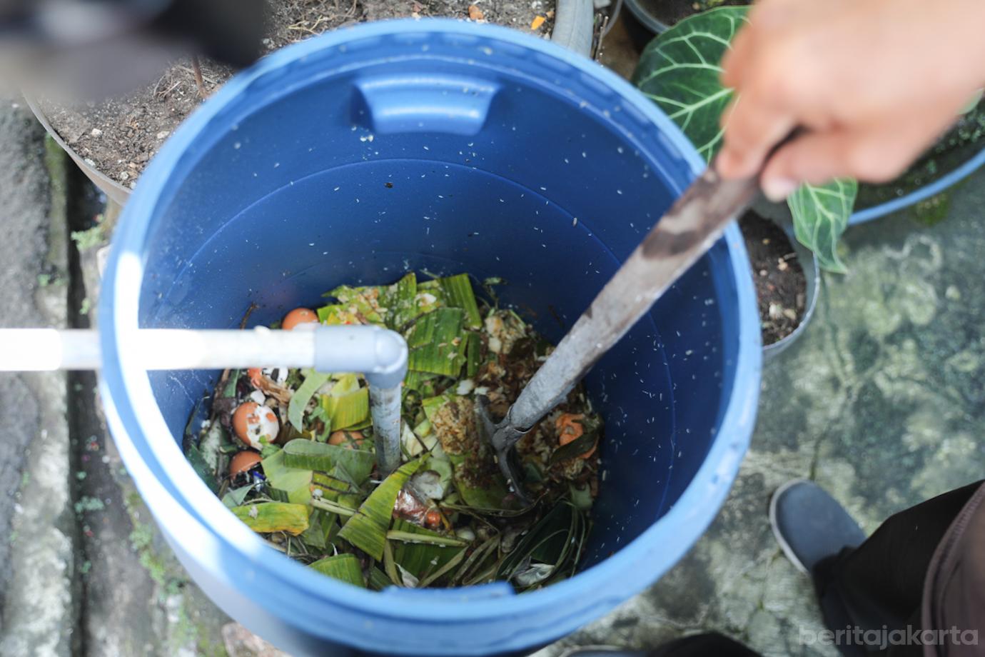 Warga Cipayung Pilah Sampah 2